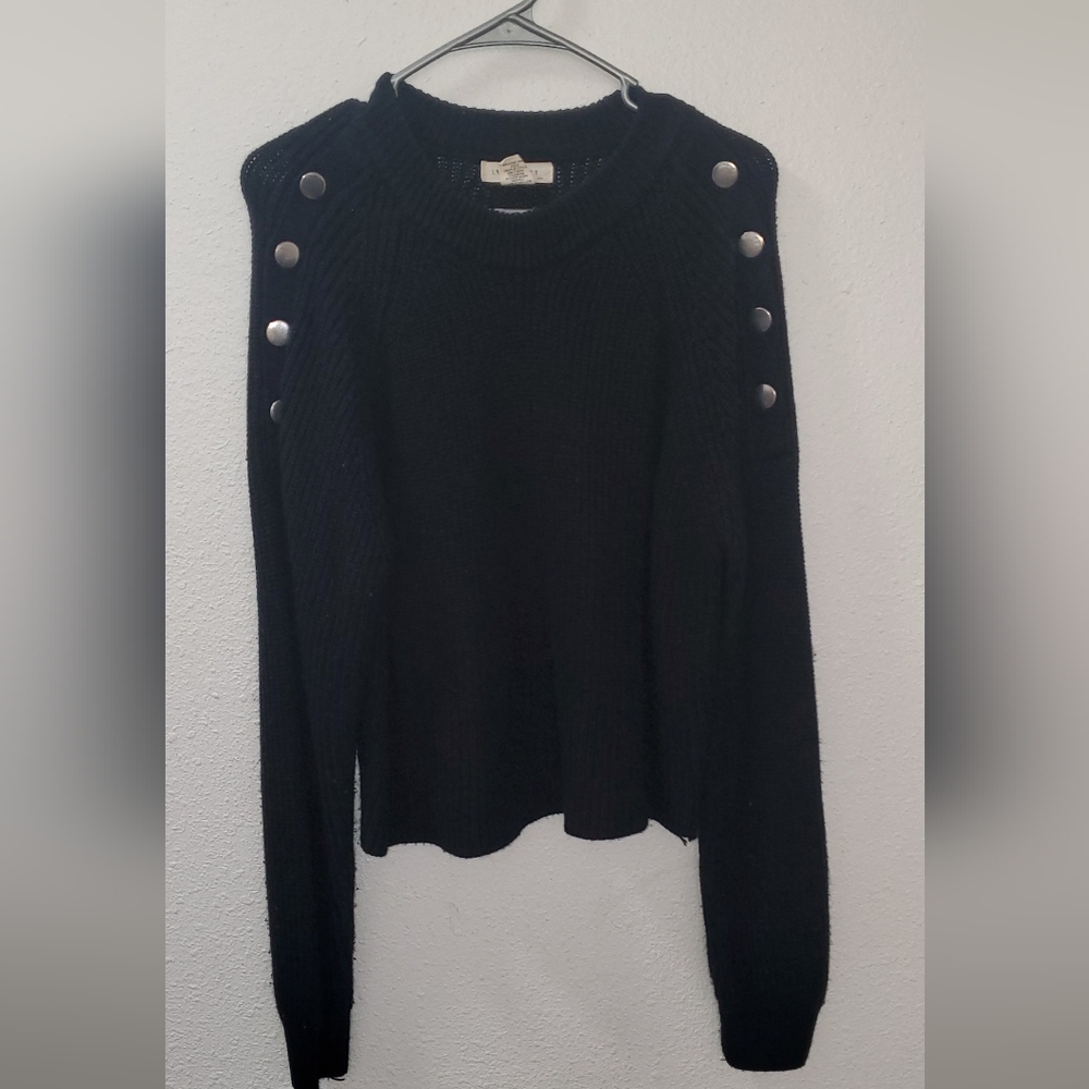 ☀️Black Sweater with Button Detail